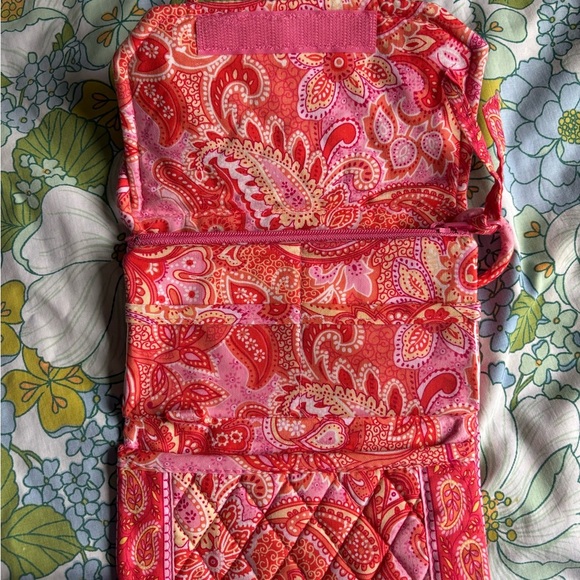 Vera Bradley Crossbody Purse, Built in Wallet, Pink Floral Pattern - Picture 4 of 7